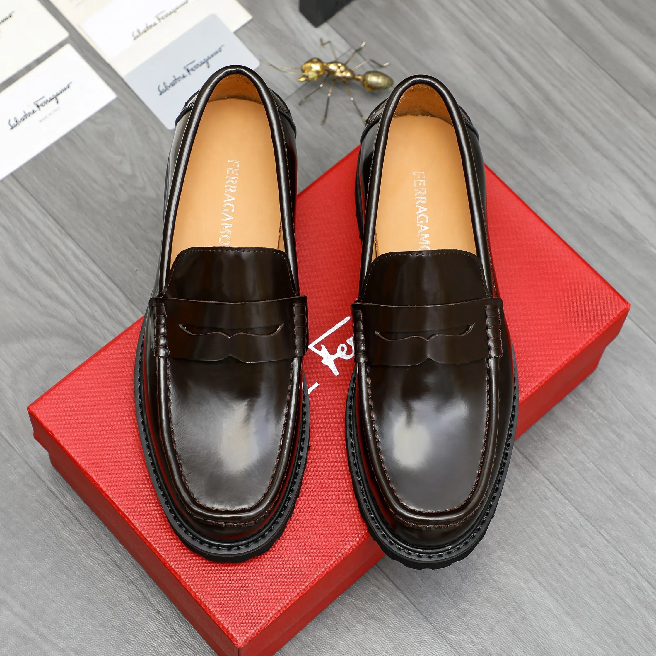 Men's shoes 💰442 Product trademark: Ferragamo "Ferragamo" business formal leather shoes Regular size: 38-46 (45.46 custom-made and non-returnable) Product materials: Selected pearlescent cowhide upper, cowhide lining, non-slip rubber outsole